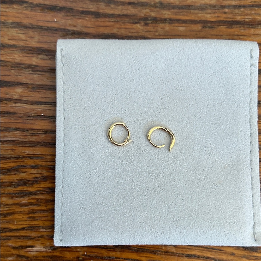 Petite gold earrings. - Picture 4 of 4